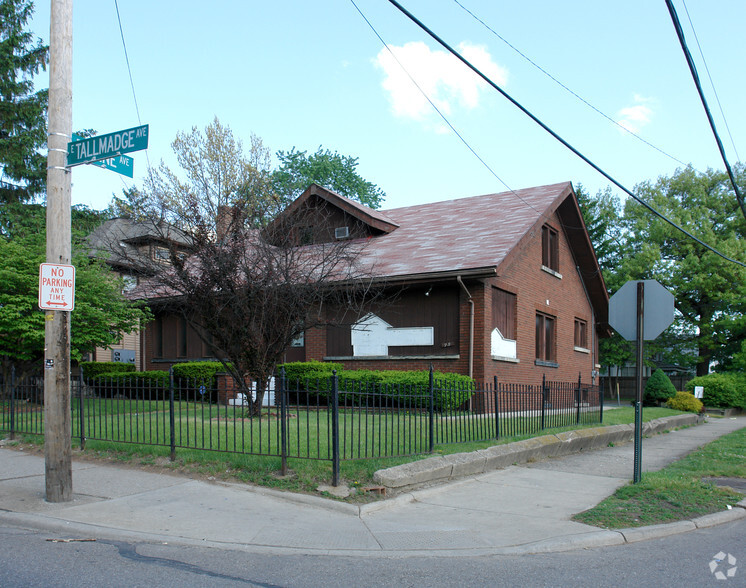 75 E Tallmadge Ave, Akron, OH à louer - Photo principale - Image 1 de 4