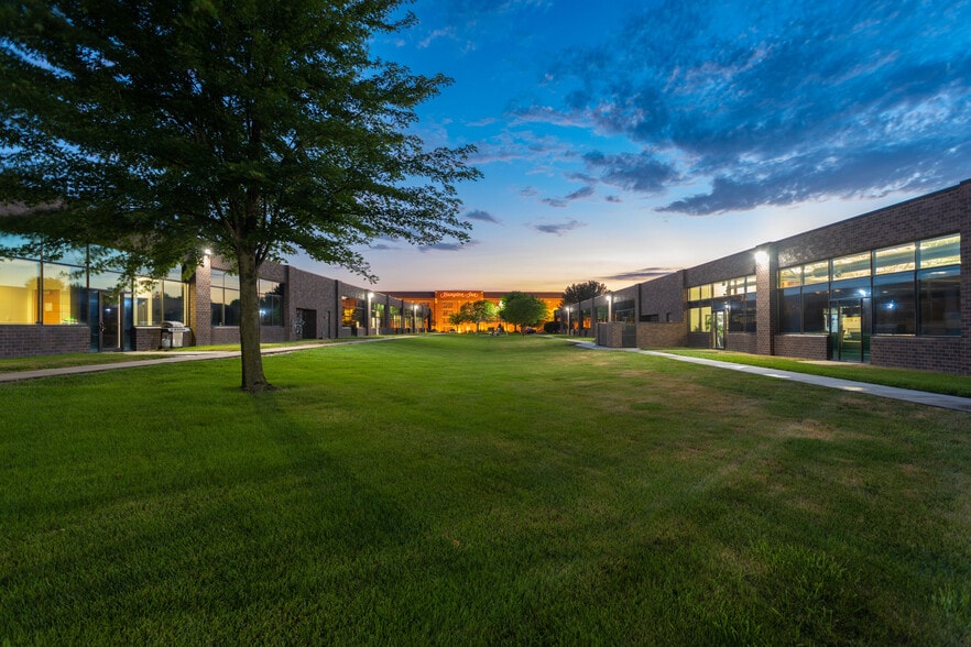 6800 Lake Dr, West Des Moines, IA à louer - Photo du bâtiment - Image 2 de 9