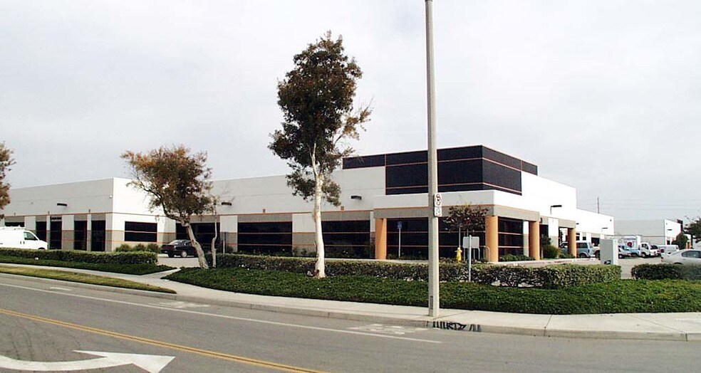 2401-2451 Eastman Ave, Oxnard, CA à louer - Photo du bâtiment - Image 3 de 7
