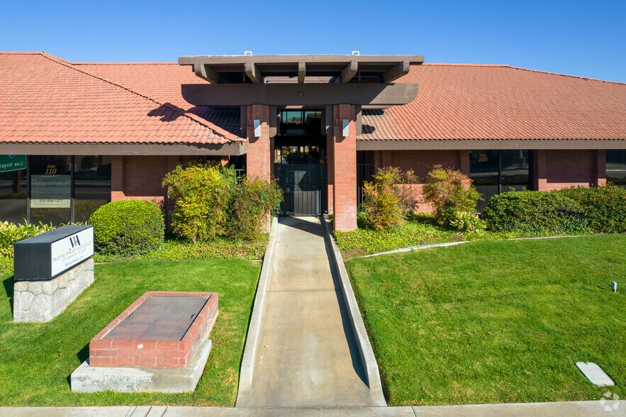 164 W Hospitality Ln, San Bernardino, CA à louer - Photo du bâtiment - Image 3 de 13