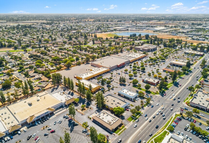 3209-3241 W Shaw Ave, Fresno, CA à louer - Photo du bâtiment - Image 2 de 7