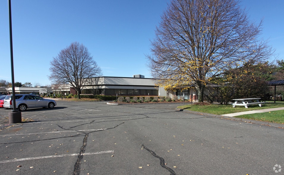825 Brook St, Rocky Hill, CT for lease - Building Photo - Image 3 of 8
