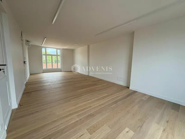Office in Lille for lease - Interior Photo - Image 2 of 12