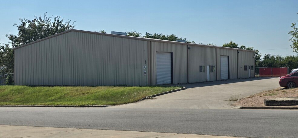 239 Investment Loop, Hutto, TX à louer - Photo principale - Image 1 de 11