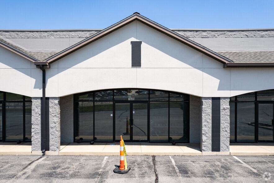 1601-1611 E Terra Ln, O'Fallon, MO for lease - Building Photo - Image 3 of 4