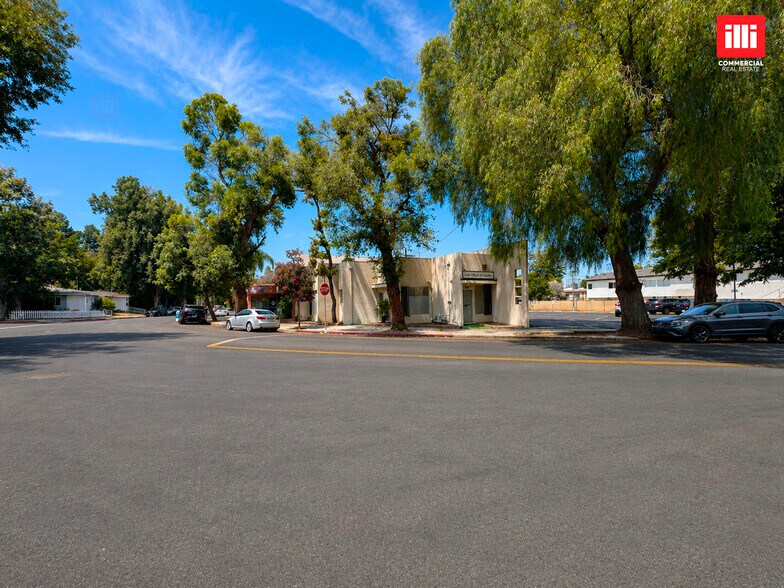 5301-5307 Comercio Ln, Woodland Hills, CA à louer - Photo du bâtiment - Image 3 de 8