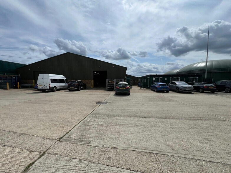 Coursers Rd, Colney Heath à louer - Photo du bâtiment - Image 3 de 5