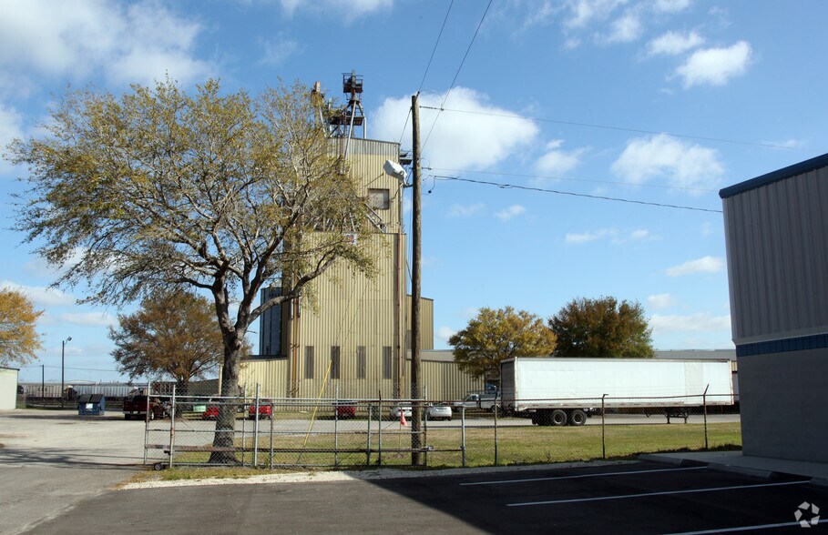 7000 E Adamo Dr, Tampa, FL à louer - Photo du bâtiment - Image 2 de 2