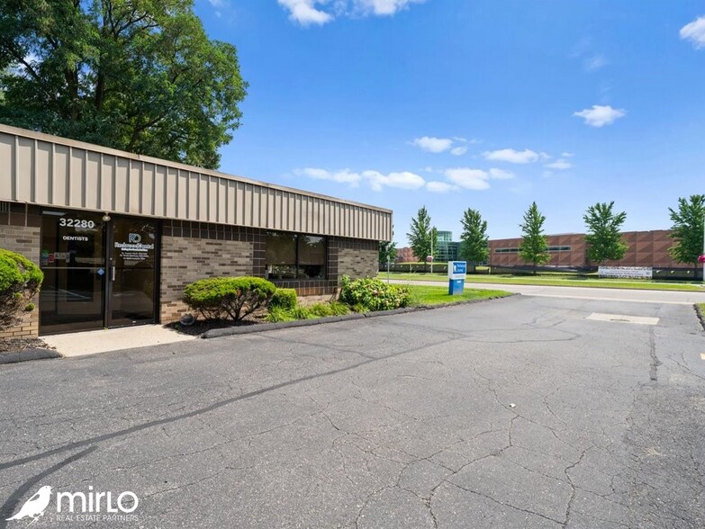 32280 5 Mile Rd, Livonia, MI à vendre - Photo du bâtiment - Image 2 de 7