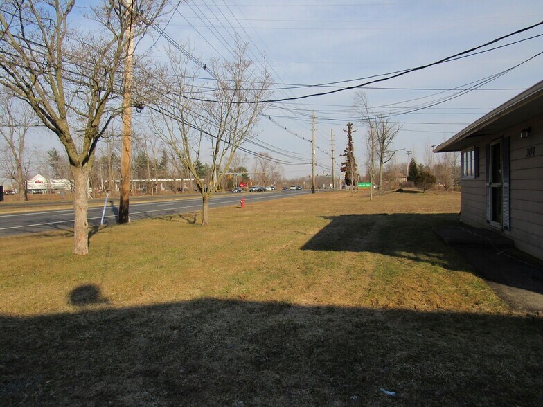 309 State Route 33, Manalapan Township, NJ for lease - Building Photo - Image 1 of 4