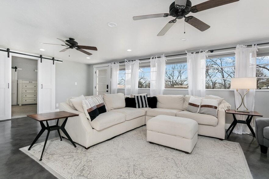 333 W Burbank St, Fredericksburg, TX for sale - Building Photo - Image 3 of 22