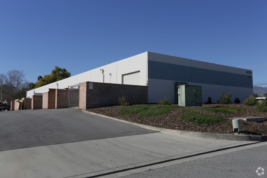 8714 Lion St, Rancho Cucamonga, CA à vendre - Photo du bâtiment - Image 2 de 4