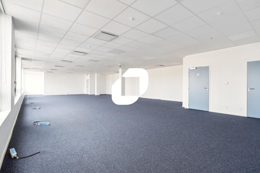 Office in Chessy for lease - Interior Photo - Image 2 of 13