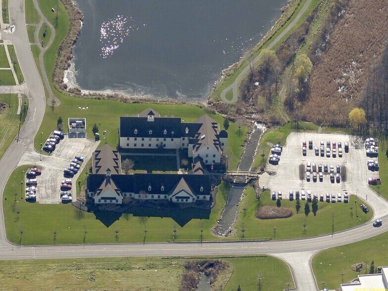 75 Thruway Park Dr, West Henrietta, NY à louer - Photo du bâtiment - Image 2 de 2