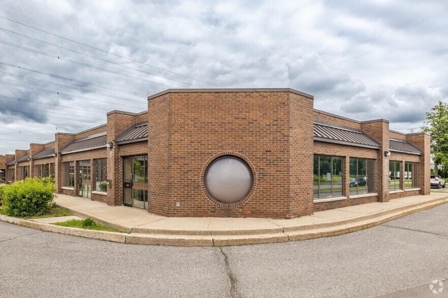 30 Concourse Gate, Nepean, ON à vendre - Photo du bâtiment - Image 2 de 3