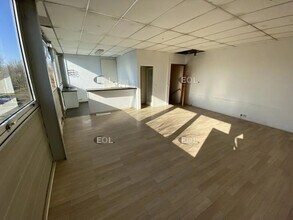 Flex in Coignières for lease Building Photo- Image 2 of 10