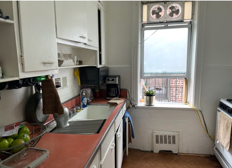 3917 65th Pl, Woodside, NY for sale - Building Photo - Image 2 of 17