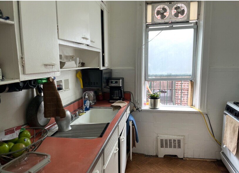 3917 65th Pl, Woodside, NY à vendre - Photo du bâtiment - Image 2 de 17