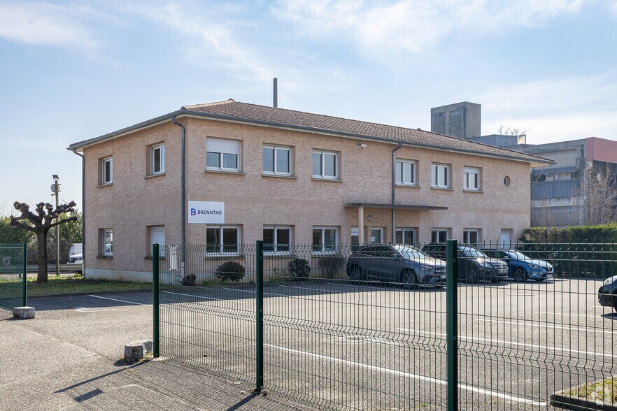 Office in Chassieu for lease - Building Photo - Image 2 of 2