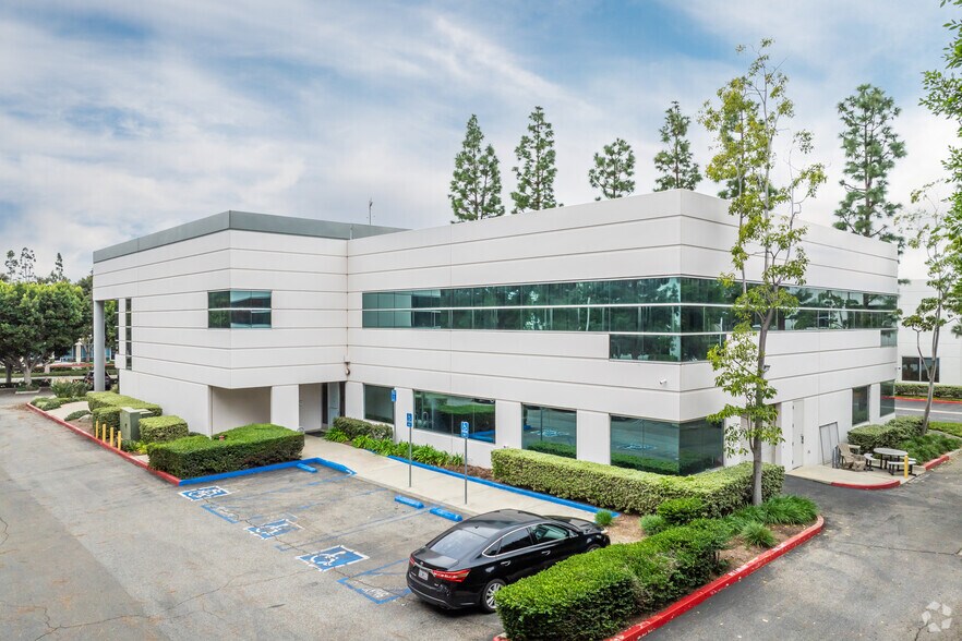 22 Mauchly Ave, Irvine, CA à louer - Photo du bâtiment - Image 3 de 4