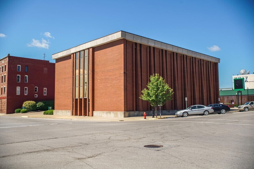 208 W Reed St, Moberly, MO à louer - Photo du bâtiment - Image 1 de 17