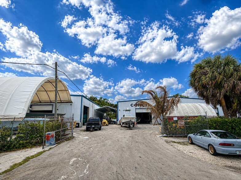 4550 SE Hampton Ct, Stuart, FL à vendre - Photo du bâtiment - Image 2 de 7