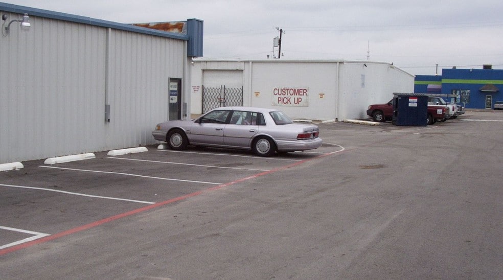 3427-3433 W Kingsley Rd, Garland, TX for lease - Building Photo - Image 3 of 5