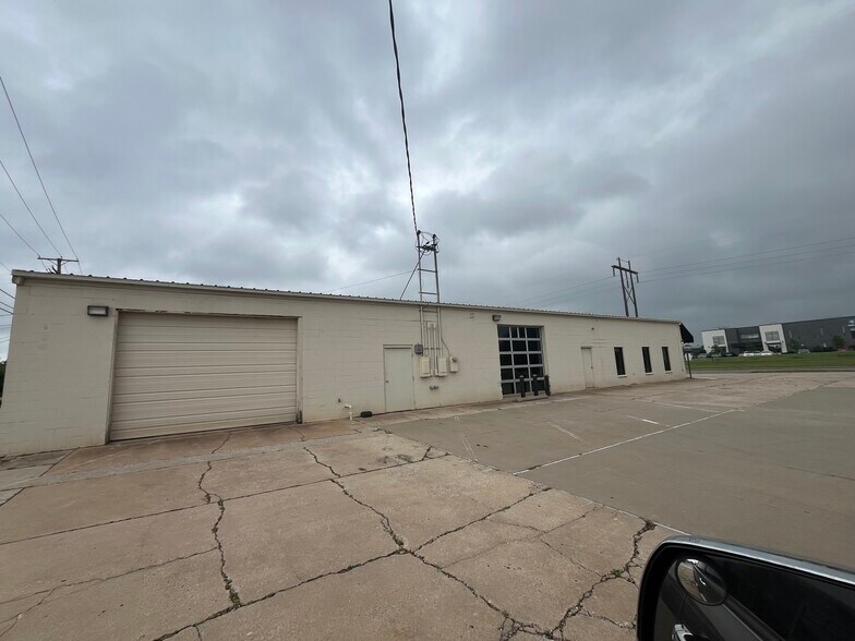 7301 N Classen Blvd, Oklahoma City, OK à louer - Photo du bâtiment - Image 2 de 2