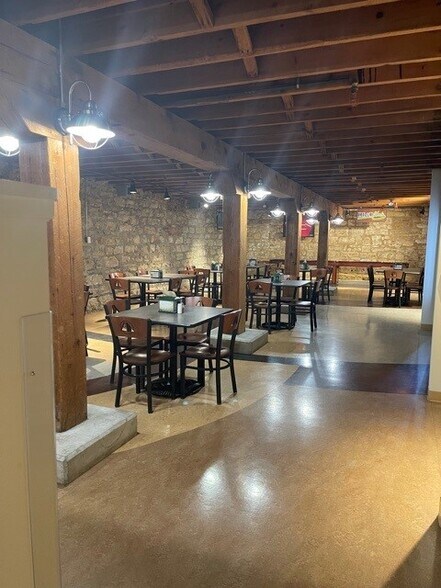 1301 Central Ave, Dubuque, IA à louer - Photo intérieure - Image 2 de 26