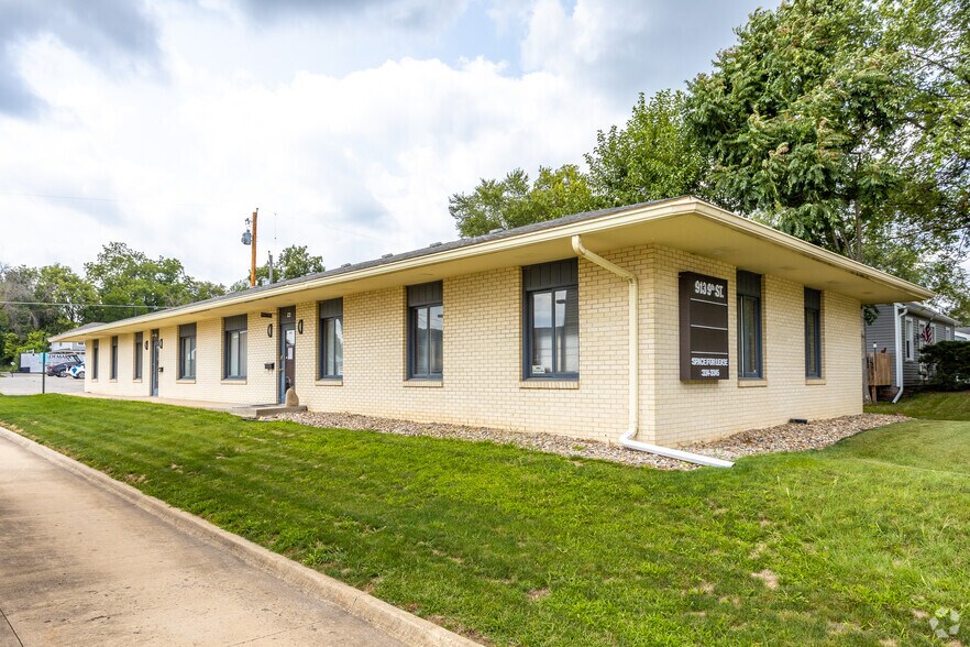 913 9th St, West Des Moines, IA à louer - Photo du bâtiment - Image 2 de 3