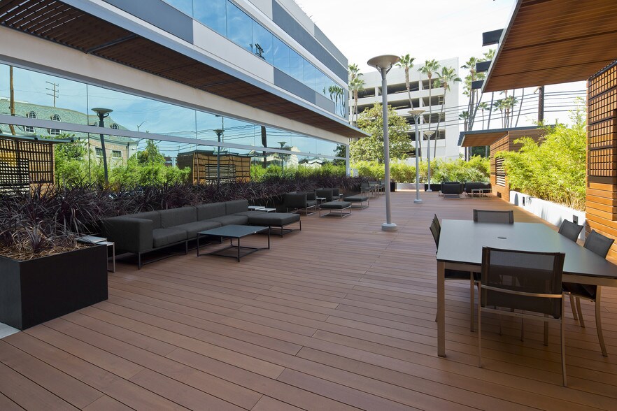 1640 S Sepulveda Blvd, Los Angeles, CA à louer - Photo du bâtiment - Image 3 de 34