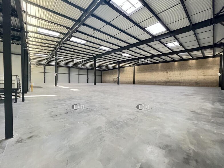 Industrial in Plaisir for lease - Interior Photo - Image 3 of 10