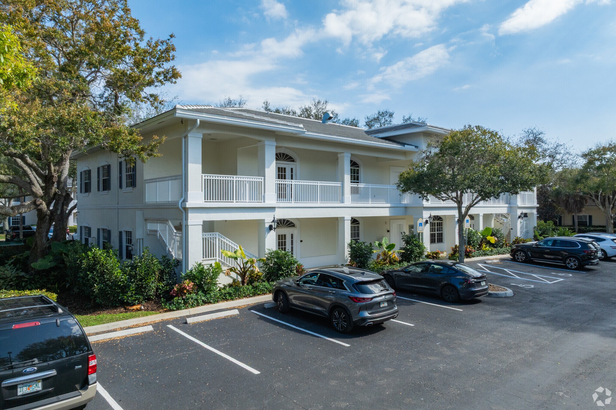 100 Village Square Xing, Palm Beach Gardens, FL for lease Primary Photo- Image 1 of 5