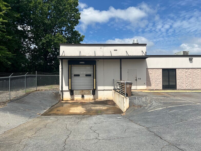 616 Industrial Ave, Greensboro, NC à louer - Photo du bâtiment - Image 2 de 9