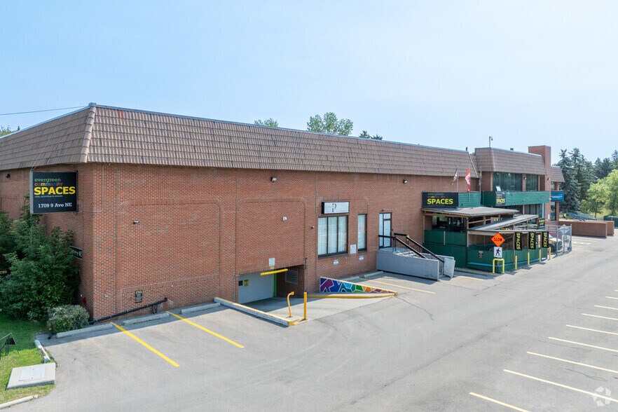 1709 8th Ave NE, Calgary, AB à vendre - Photo du bâtiment - Image 2 de 4