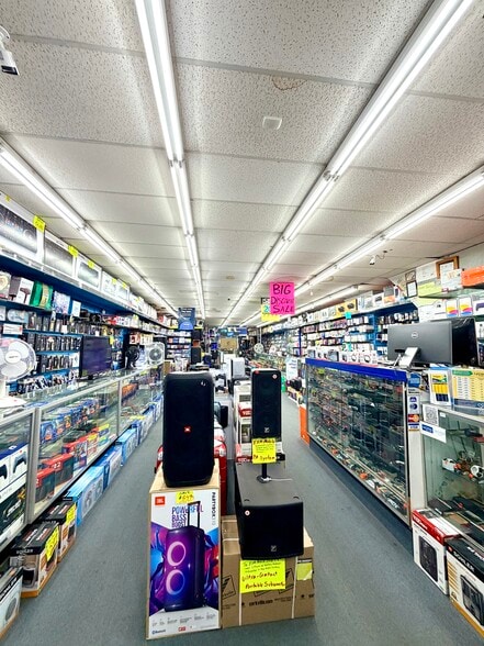 30-69 Steinway St, Astoria, NY à louer - Photo du bâtiment - Image 2 de 7