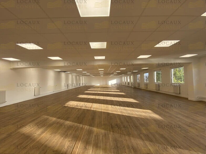 Office in Gennevilliers for lease - Interior Photo - Image 3 of 5