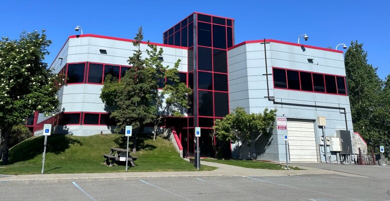 1551 Lore Rd, Anchorage, AK à vendre - Photo du bâtiment - Image 1 de 12