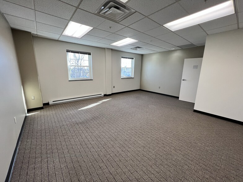 780 W Lancaster Ave, Bryn Mawr, PA for lease - Interior Photo - Image 3 of 11