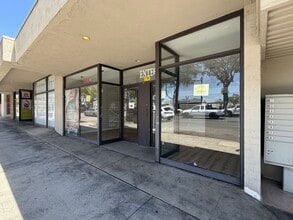 211-230 S Riverside Ave, Rialto, CA à louer Photo intérieure- Image 1 de 9