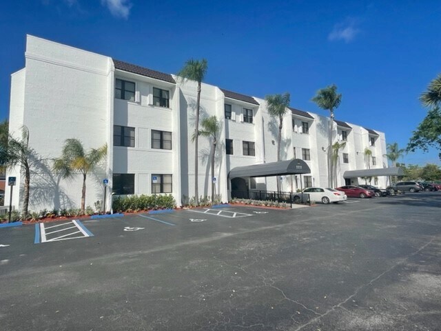 1111 SE Federal Hwy, Stuart, FL à louer - Photo du bâtiment - Image 1 de 11
