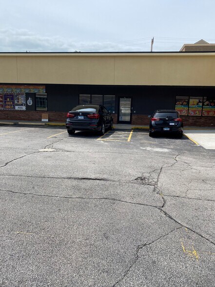 505 E University Ave, Champaign, IL à louer - Photo du bâtiment - Image 2 de 5