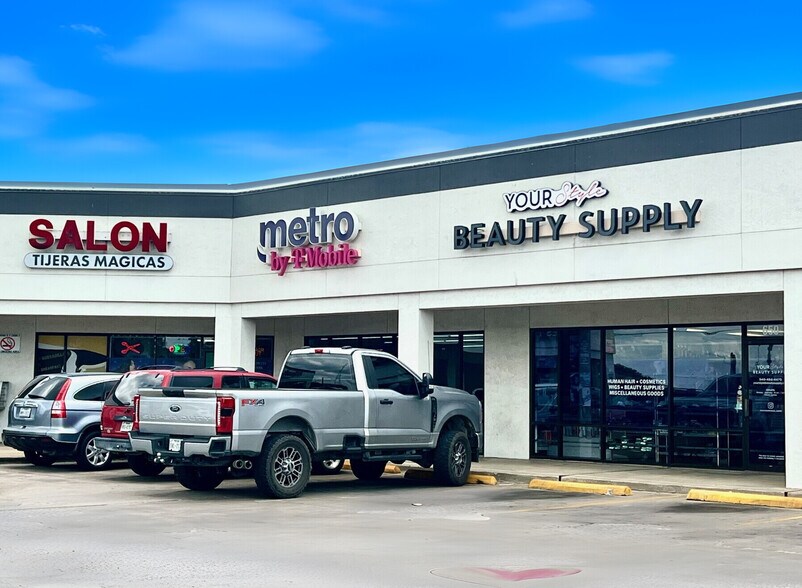 1607 E McKinney St, Denton, TX à louer - Photo du bâtiment - Image 3 de 5