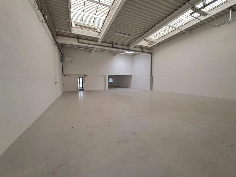 Flex dans Lieusaint à louer - Photo du bâtiment - Image 2 de 7