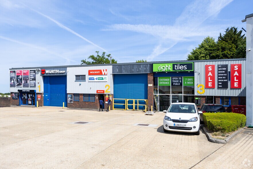 1 Gatwick Rd, Crawley à louer - Photo du bâtiment - Image 2 de 2