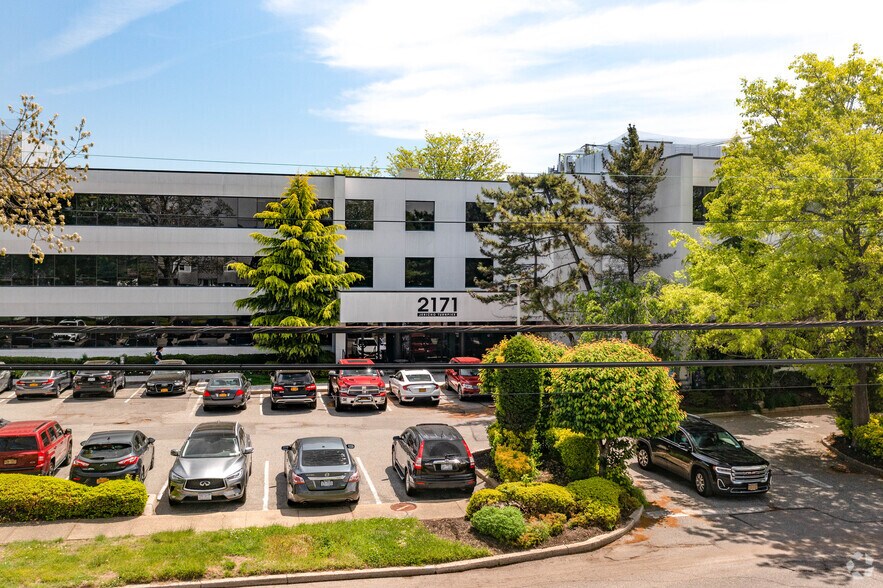 2171 Jericho Tpke, Commack, NY à louer - Photo du bâtiment - Image 3 de 3