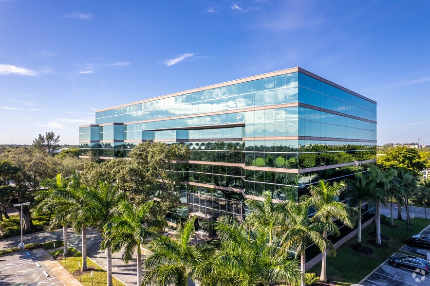 600 W Hillsboro Blvd, Deerfield Beach, FL à louer - Photo du bâtiment - Image 3 de 22