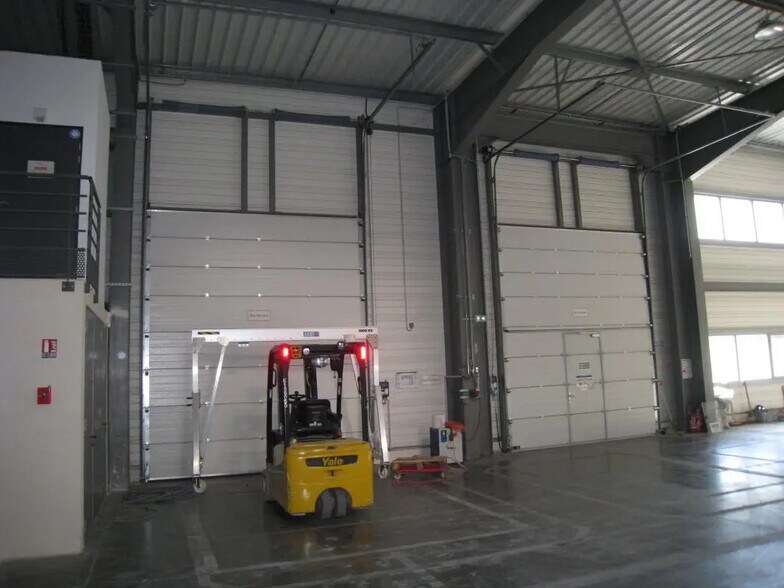 Industrial in Aubagne for lease - Interior Photo - Image 3 of 9