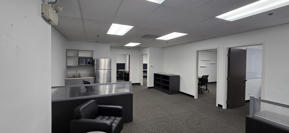 271-285 E Helen Rd, Palatine, IL for lease - Building Photo - Image 2 of 13