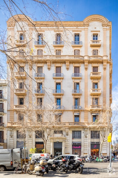 Commerce de détail dans Barcelone, Barcelona à louer - Photo du bâtiment - Image 2 de 2